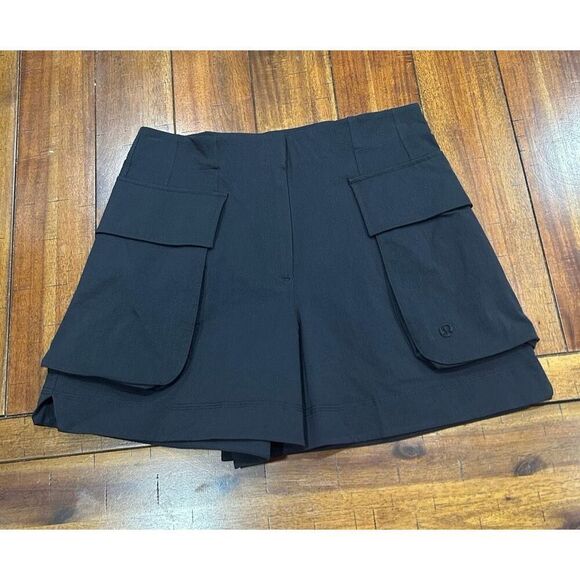 Lululemon Relaxed-Fit Super-High-Rise Cargo Short 4" Sz 4-6 - Picture 2 of 5